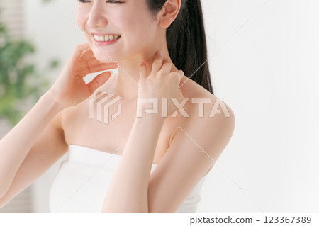 年輕女性的美麗形象 123367389