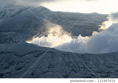 冬季的阿蘇山煙霧繚繞，火山景觀 123367414