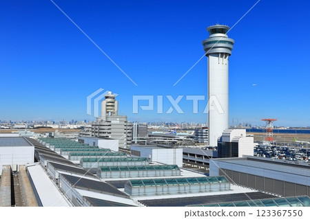 [東京] 晴朗天氣下的羽田機場控制塔 123367550