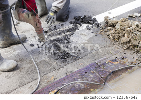 在其他地方鑽孔以防止漏水 在其他地方鑽孔以防止漏水 123367642