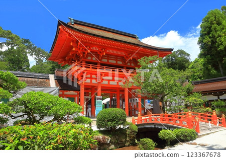 [京都府] 晴朗的日子裡的賀茂神社樓門 123367678