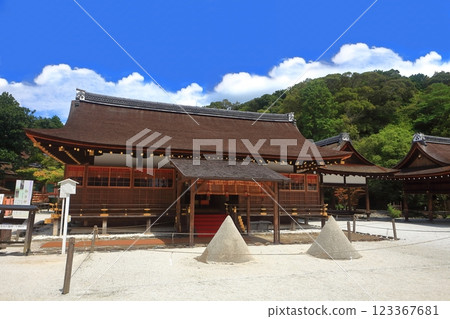 [京都府] 晴天的上賀茂神社的細殿與蓼綱 123367681