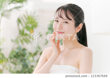 年輕女性的美麗形象 123367689