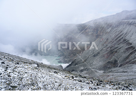 冬季的阿蘇山，阿蘇中岳第一火山口冒出煙霧 123367731