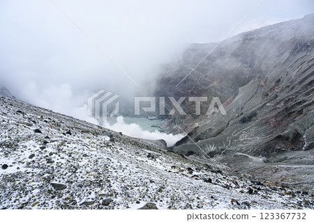 冬季的阿蘇山,阿蘇中岳第一火山口冒出煙霧 冬季的阿蘇山,阿蘇中岳第一火山口冒出煙霧 123367732