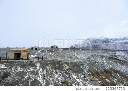 冬季的阿蘇山，阿蘇中岳第一火山口冒出煙霧 123367733
