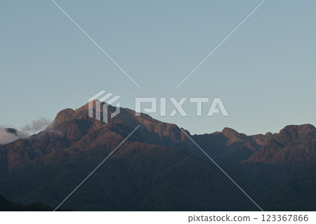 北杜市白州町、凱駒型南阿爾卑斯的黎明、深秋的色彩 北杜市白州町、凱駒型南阿爾卑斯的黎明、深秋的色彩 123367866