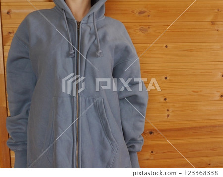 身穿連帽衫的女子(無臉) 身穿連帽衫的女子(無臉) 123368338