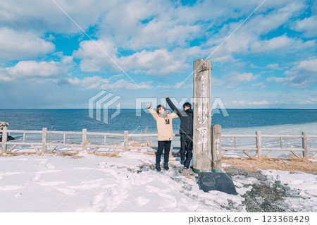 A couple visiting Cape Nosappu, the easternmost point of the mainland 123368429