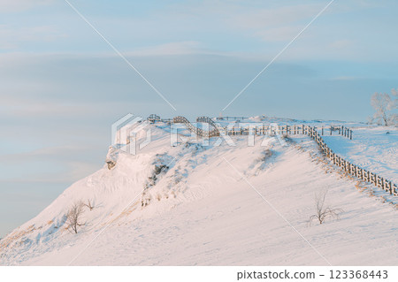 冬天陽光明媚的日子裡的雪山 123368443