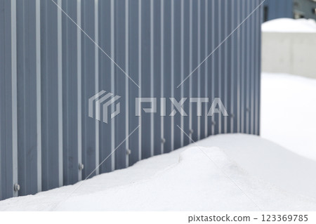 車庫，車棚，雪，降雪，降雪，冬天，北海道，雪景，車庫，室外，停車場 123369785