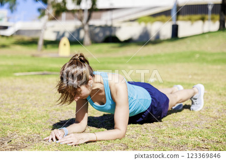 在公園裡做平板撐的女人 123369846