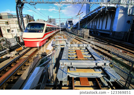 In preparation for the construction of an elevated track and track switching facility to eliminate the "closed crossings"... Isesaki Line, Down Line 123369851