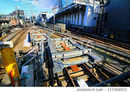 In preparation for the construction of an elevated track and track switching facility to eliminate the "closed crossings"... Isesaki Line, Down Line 123369852
