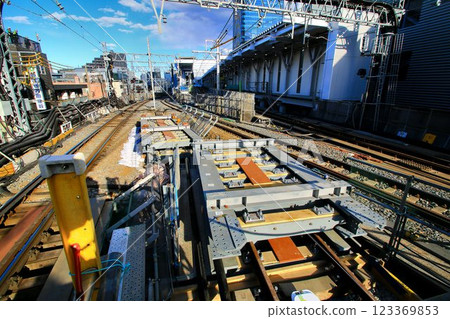 In preparation for the construction of an elevated track and track switching facility to eliminate the "closed crossings"... Isesaki Line, Down Line 123369853