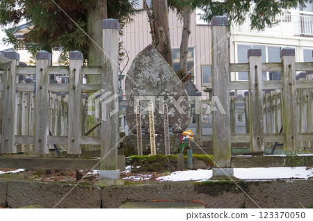 鬆平忠輝之墓位於信州諏訪定聖院，是德川家康的第六個兒子鬆平忠輝的墓地，他是一位才華橫溢、勇敢無畏、被囚禁的人。 123370050