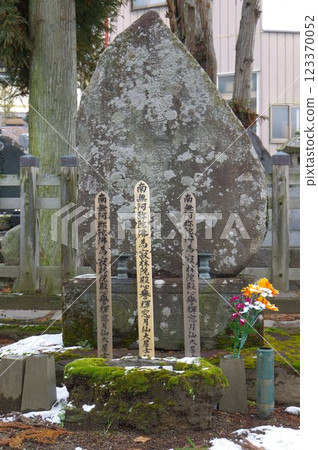 鬆平忠輝之墓位於信州諏訪定聖院,是德川家康的第六個兒子鬆平忠輝的墓地,他是一位才華橫溢、勇敢無畏、被囚禁的人。 鬆平忠輝之墓位於信州諏訪定聖院,是德川家康的第六個兒子鬆平忠輝的墓地,他是一位才華橫溢、勇敢無畏、被囚禁的人。 123370052