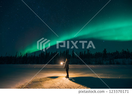 耶洛奈夫的壯麗極光景觀 123370171