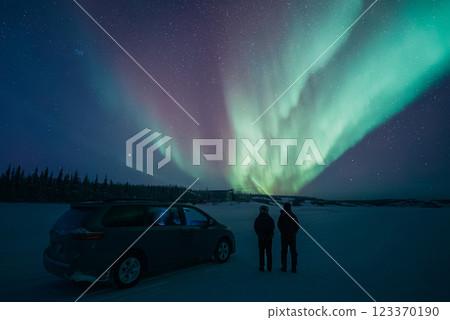 耶洛奈夫的壯麗極光景觀 123370190