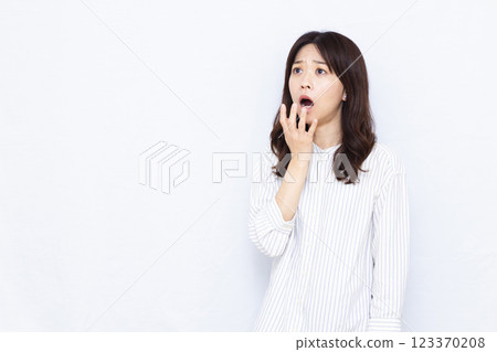 Surprised woman 123370208