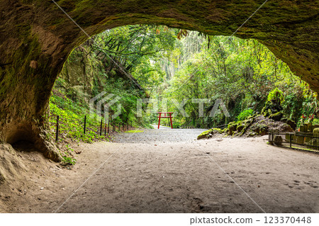 Mizonokuchi Cave, famous as a mysterious place in Soo City, Kagoshima Prefecture 123370448