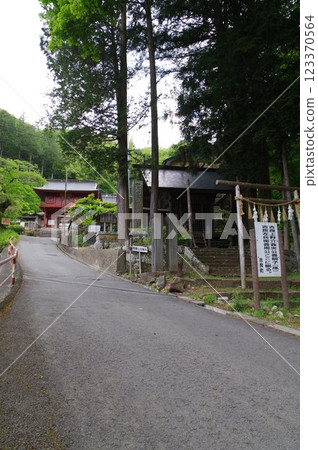 Shinshu, Suwa, Hokkeji Temple, approach to the temple. The cause of the Honnoji Incident? The temple where Nobunaga punished Mitsuhide. Shinshu, Suwa, Hokkeji Temple, approach to the temple. The cause of the Honnoji Incident? The temple where Nobunaga punished Mitsuhide. 123370564