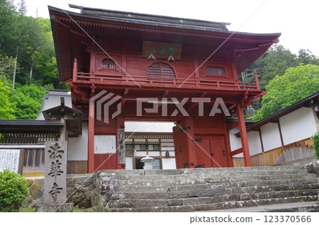 Shinshu, Suwa, Hokkeji Temple, Sanmon Gate: The cause of the Honnoji Incident? The temple where Nobunaga punished Mitsuhide Shinshu, Suwa, Hokkeji Temple, Sanmon Gate: The cause of the Honnoji Incident? The temple where Nobunaga punished Mitsuhide 123370566