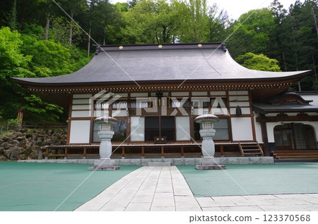 Shinshu Suwa Hokkeji Temple Main Hall The cause of the Honnoji Incident? The temple where Nobunaga punished Mitsuhide Shinshu Suwa Hokkeji Temple Main Hall The cause of the Honnoji Incident? The temple where Nobunaga punished Mitsuhide 123370568