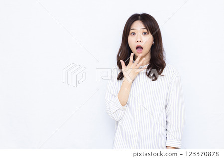 Surprised woman Surprised woman 123370878