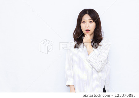 Surprised woman 123370883