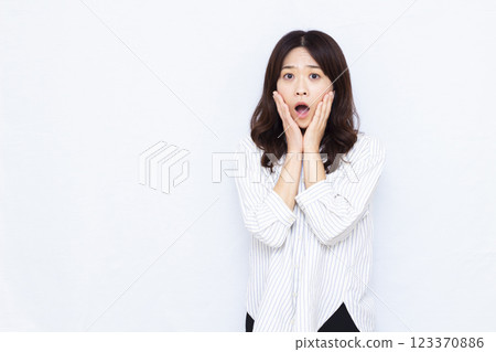 Surprised woman 123370886