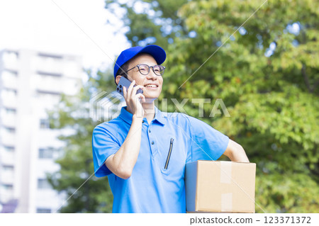 Logistics: Driver transporting luggage 123371372