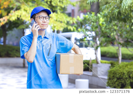 Logistics: Driver transporting luggage 123371376