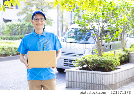 物流：司機運送行李 123371378