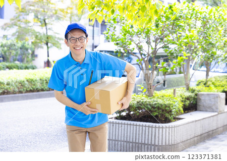 Logistics: Driver transporting luggage 123371381