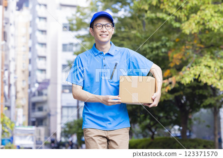 Logistics: Driver transporting luggage 123371570