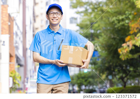 Logistics: Driver transporting luggage 123371572