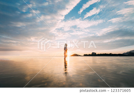 Person watching the sunset 123371605