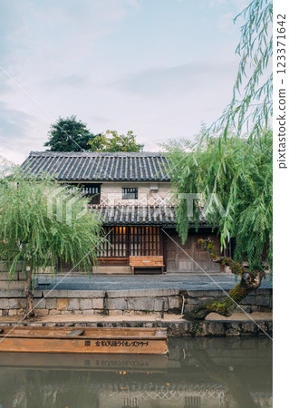 A couple strolling through the scenic area of Kurashiki, Okayama Prefecture 123371642