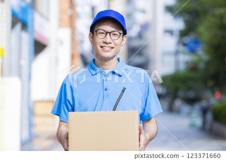 Logistics: Driver transporting luggage 123371660
