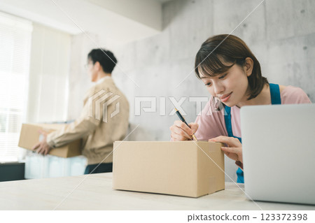 E-commerce site management 123372398