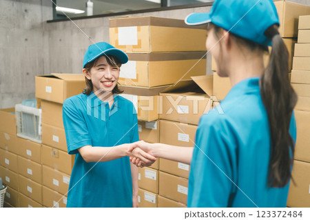 物流行業女性 123372484