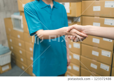物流行業女性 123372486
