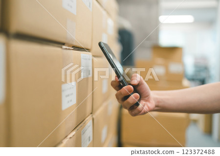 Smartphone Picking 123372488