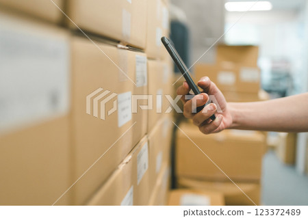 Smartphone Picking 123372489