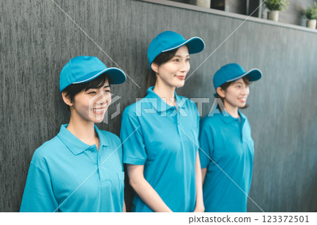 身穿藍色 Polo 衫、頭戴藍色帽子的女工作人員 123372501