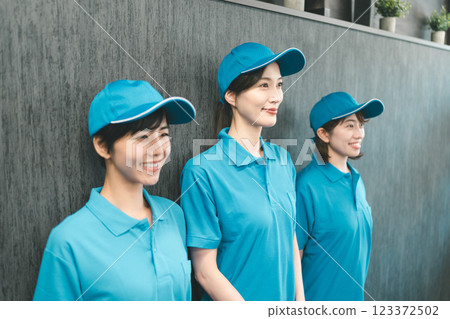 身穿藍色 Polo 衫、頭戴藍色帽子的女工作人員 身穿藍色 Polo 衫、頭戴藍色帽子的女工作人員 123372502