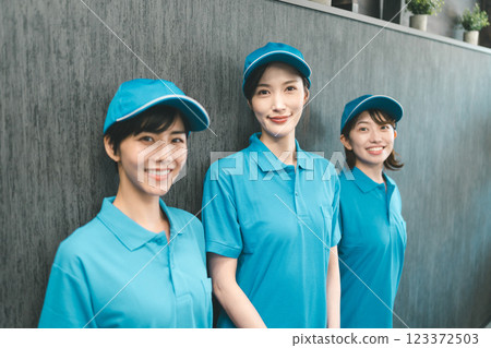 身穿藍色 Polo 衫、頭戴藍色帽子的女工作人員 123372503