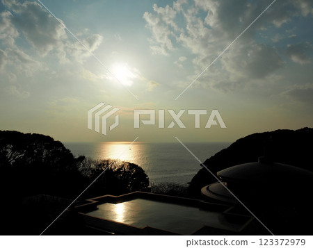 神奈川縣 江之島 夕陽西下的大海 123372979