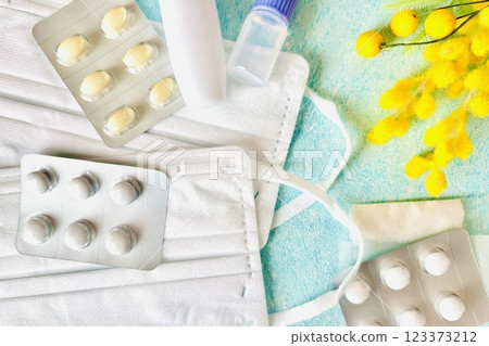 花粉熱、面具和藥物的形象 花粉熱、面具和藥物的形象 123373212